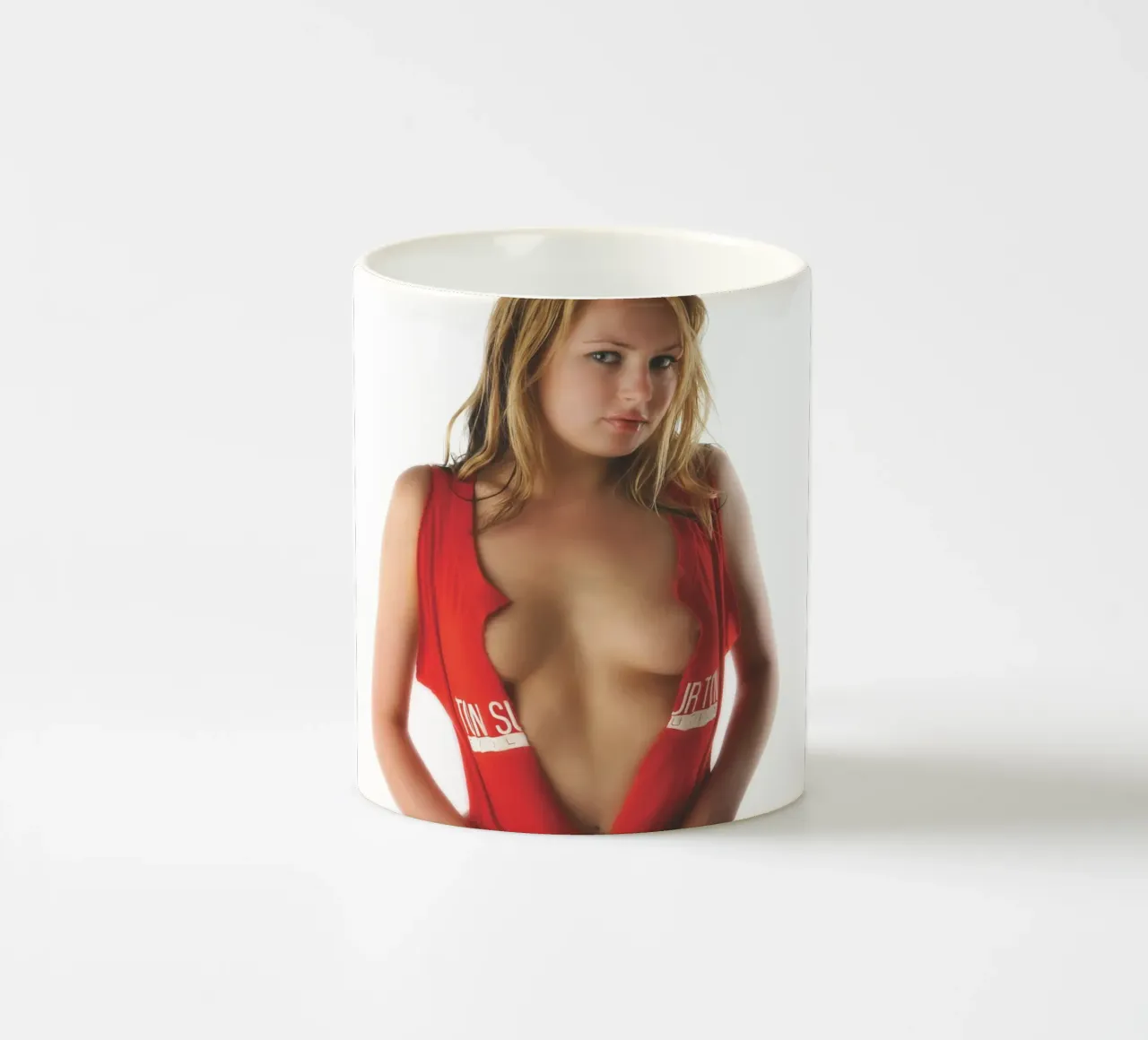 Amber in red tazza in ceramica da Dave Hare Photography