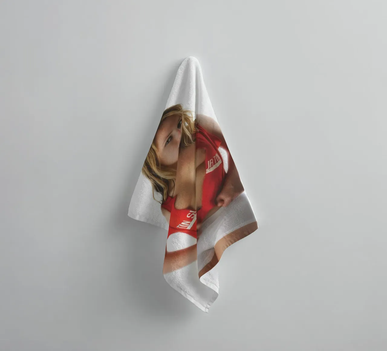 Amber in red asciugamano da bagno da Dave Hare Photography