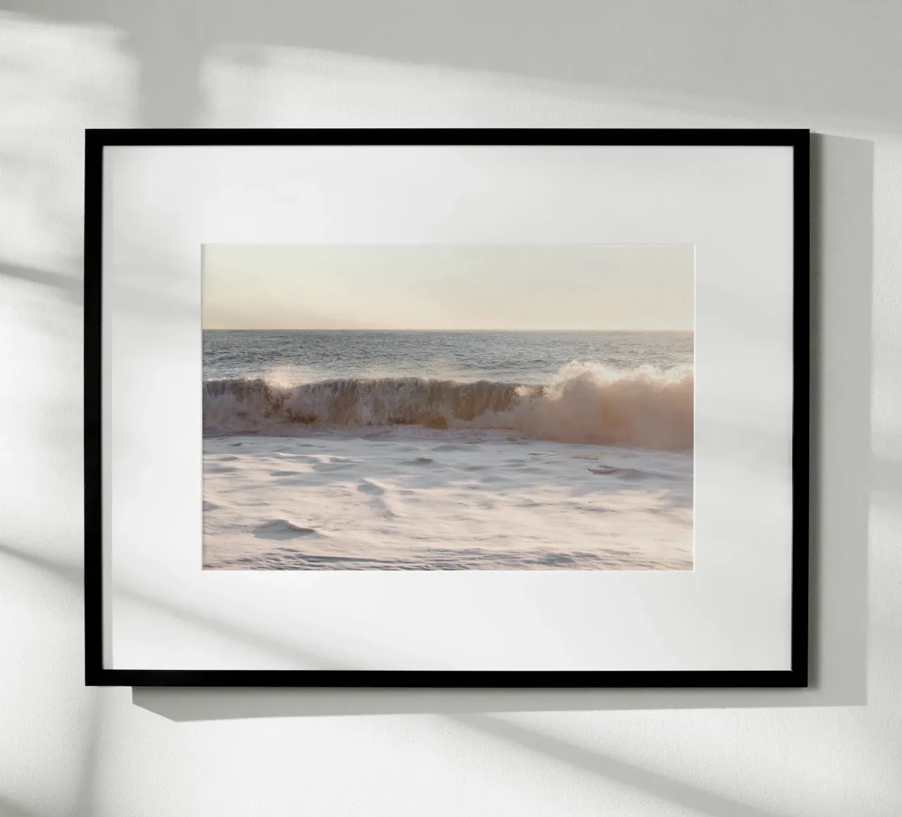Onda dell'oceano al tramonto in rosa tenue poster da Henrike Schenk Photography