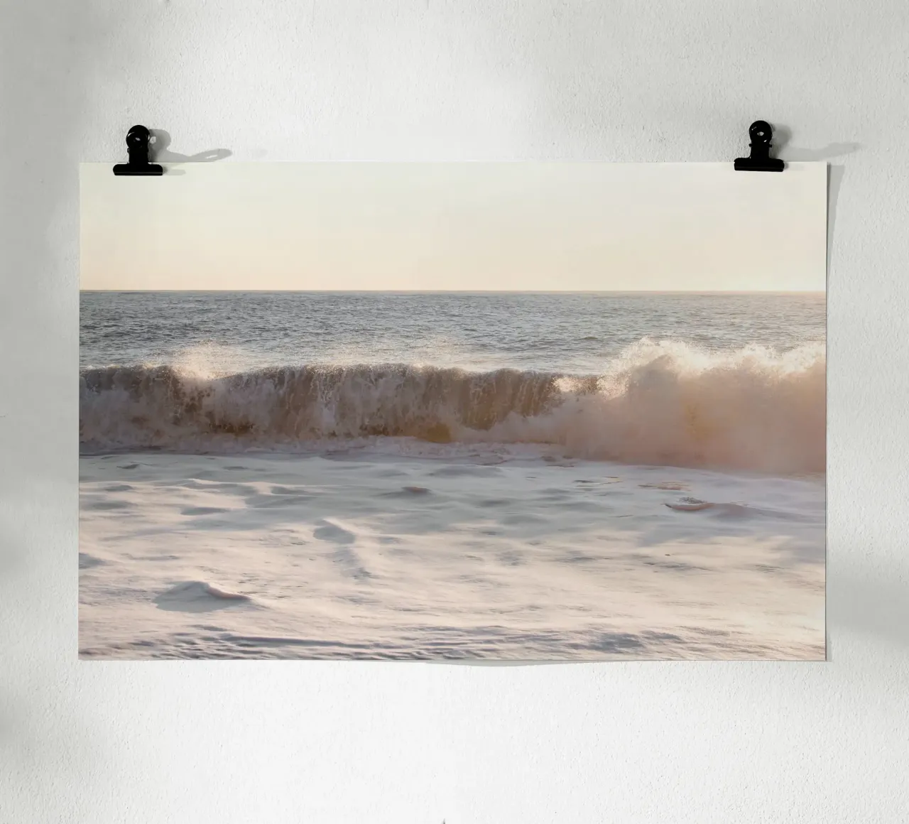 Onda dell'oceano al tramonto in rosa tenue poster da Henrike Schenk Photography