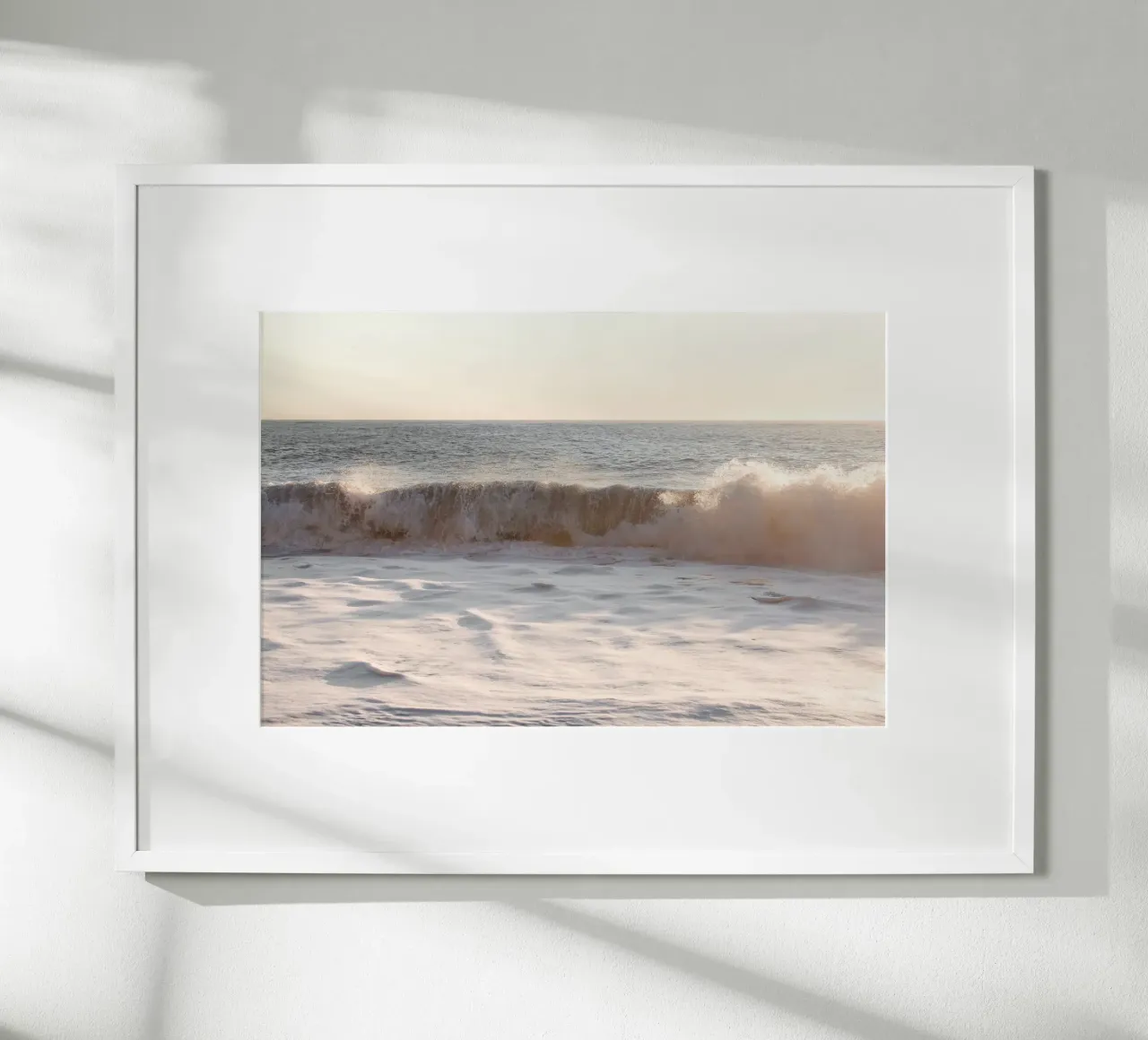 Onda dell'oceano al tramonto in rosa tenue poster da Henrike Schenk Photography