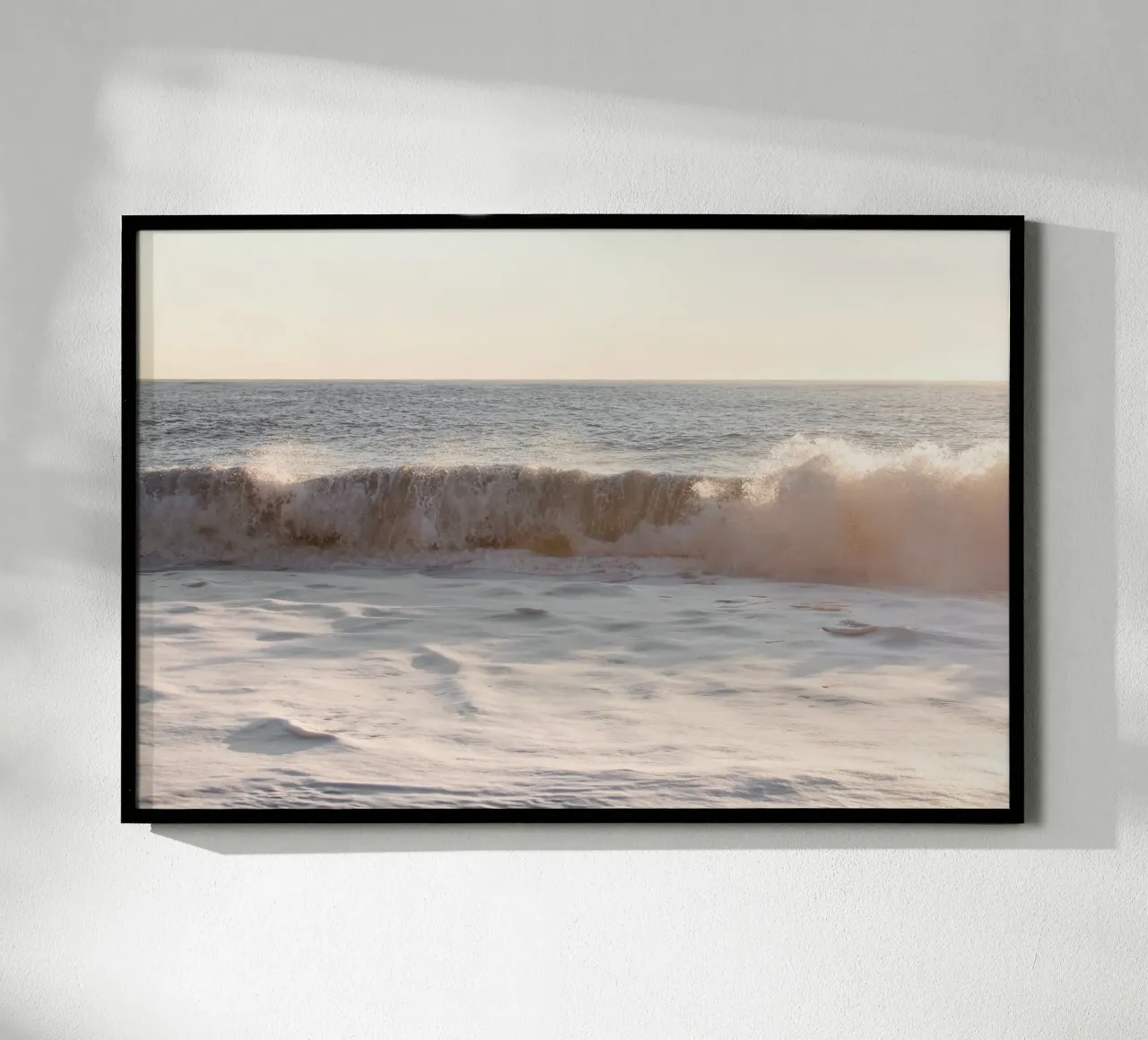 Onda dell'oceano al tramonto in rosa tenue poster da Henrike Schenk Photography