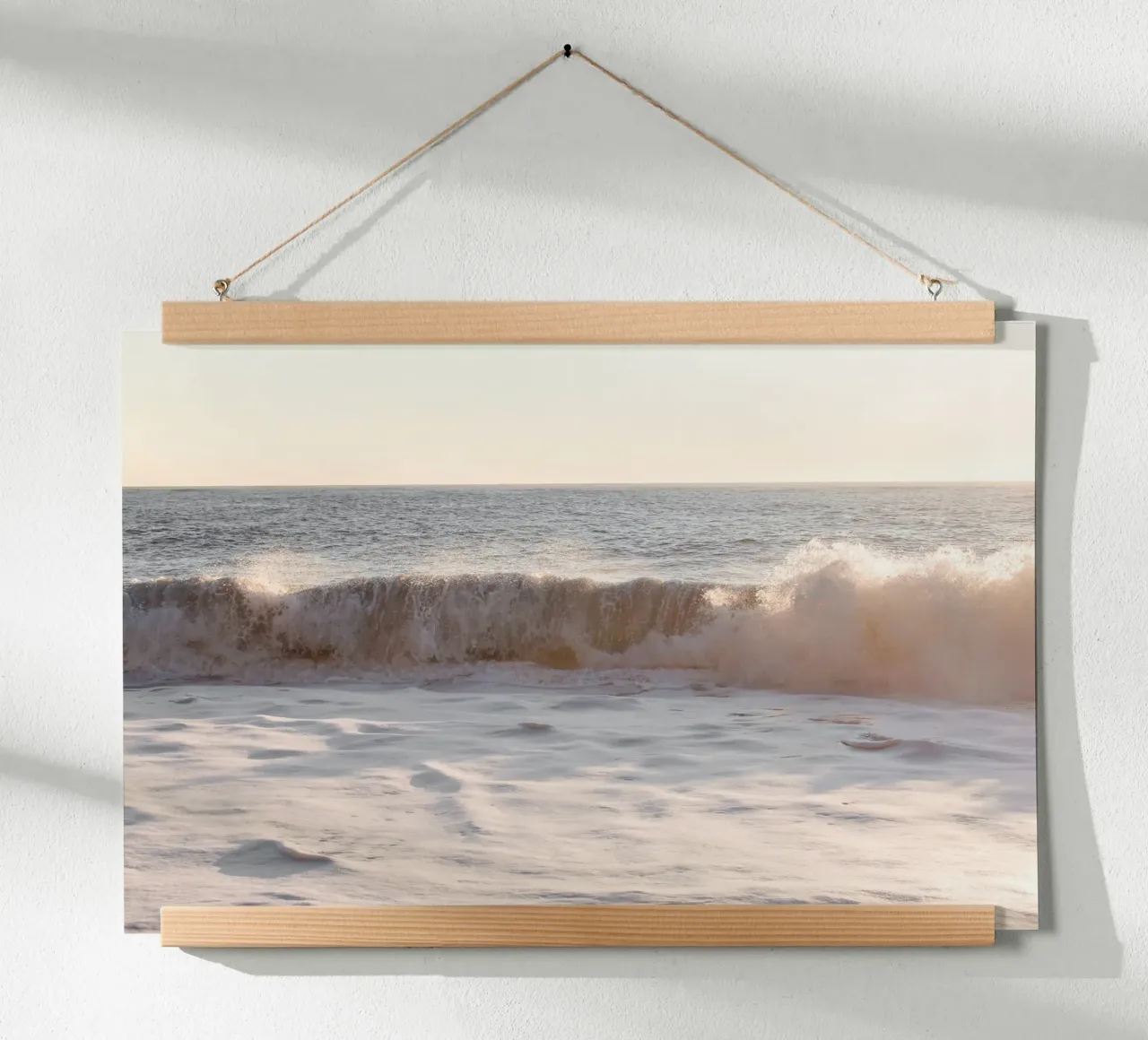 Onda dell'oceano al tramonto in rosa tenue poster da Henrike Schenk Photography