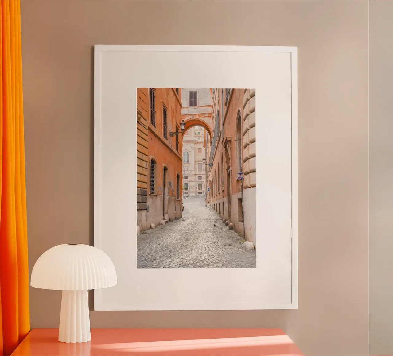 Una strada colorata a Roma, Italia poster con telaio in legno da Henrike Schenk Photography