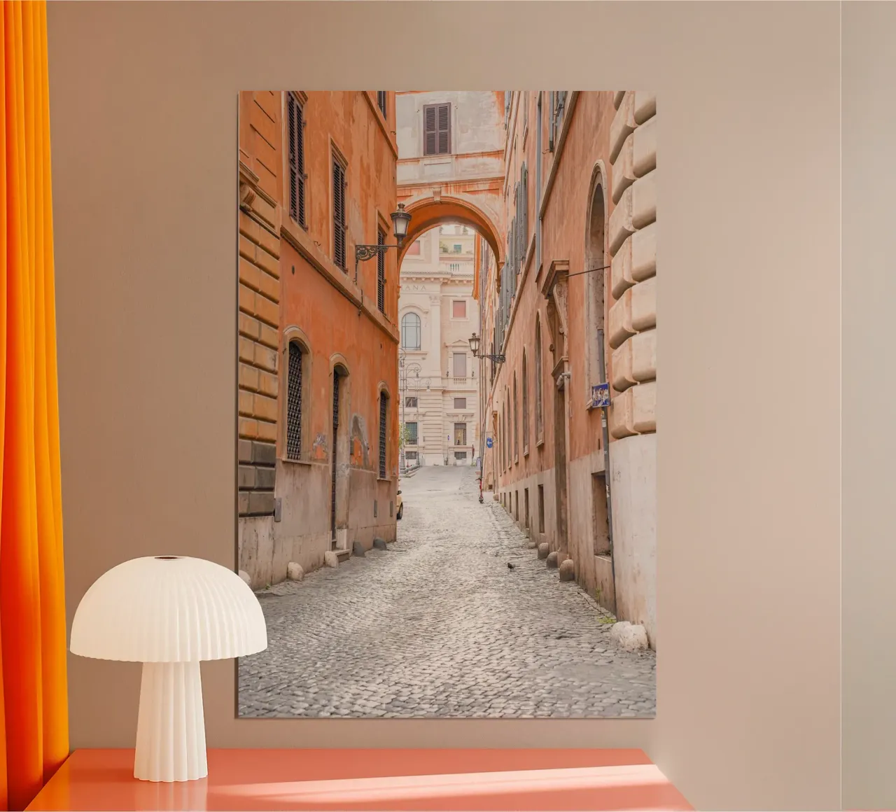 Una strada colorata a Roma, Italia poster con telaio in legno da Henrike Schenk Photography