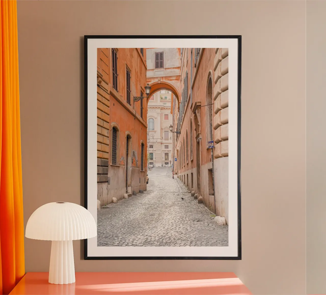 Una strada colorata a Roma, Italia poster con telaio in legno da Henrike Schenk Photography