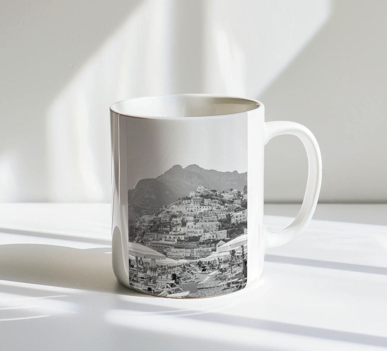 Positano in bianco e nero tazza in ceramica da Henrike Schenk Photography