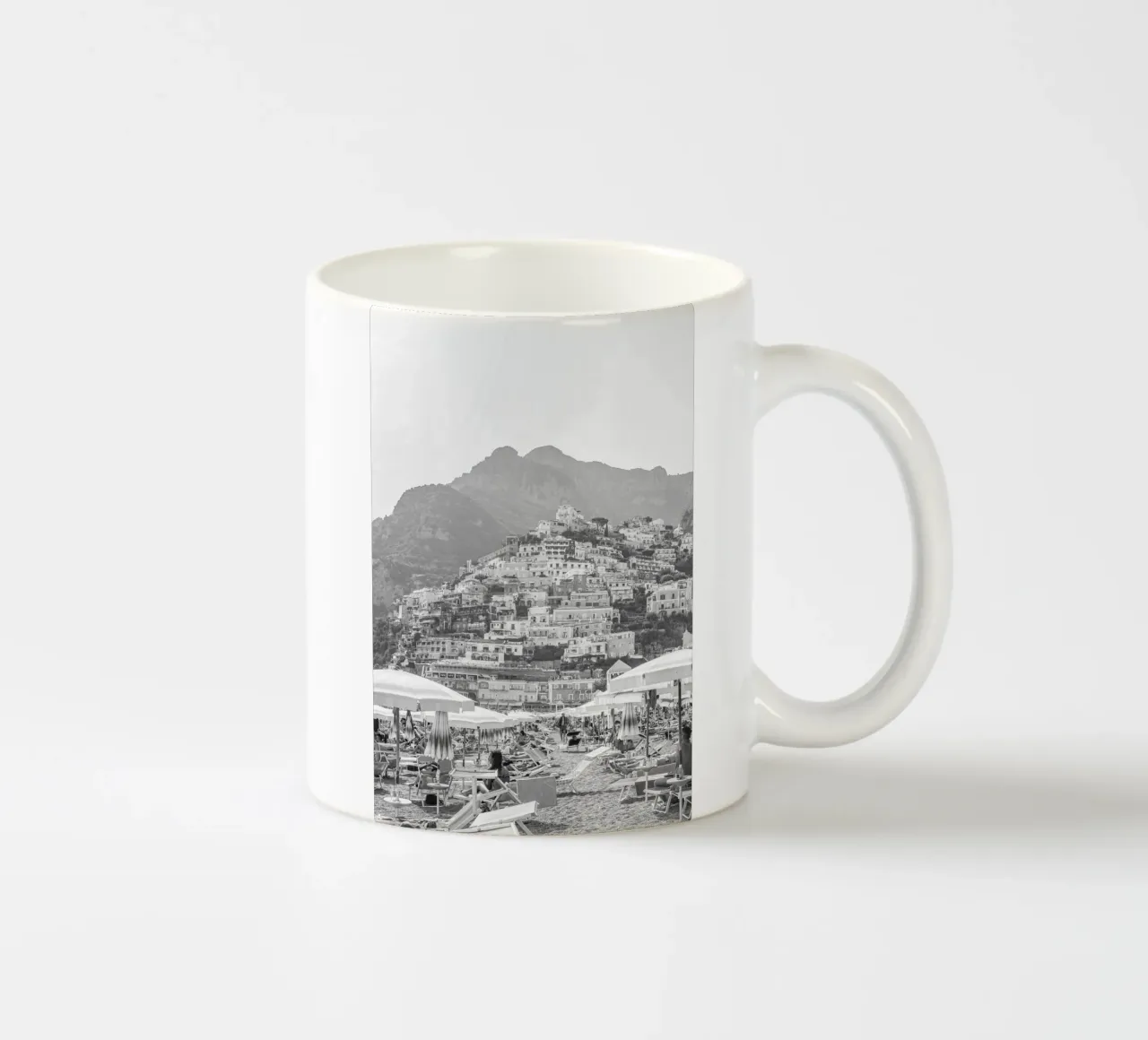 Positano en blanco y negro taza de cerámica de Henrike Schenk Photography