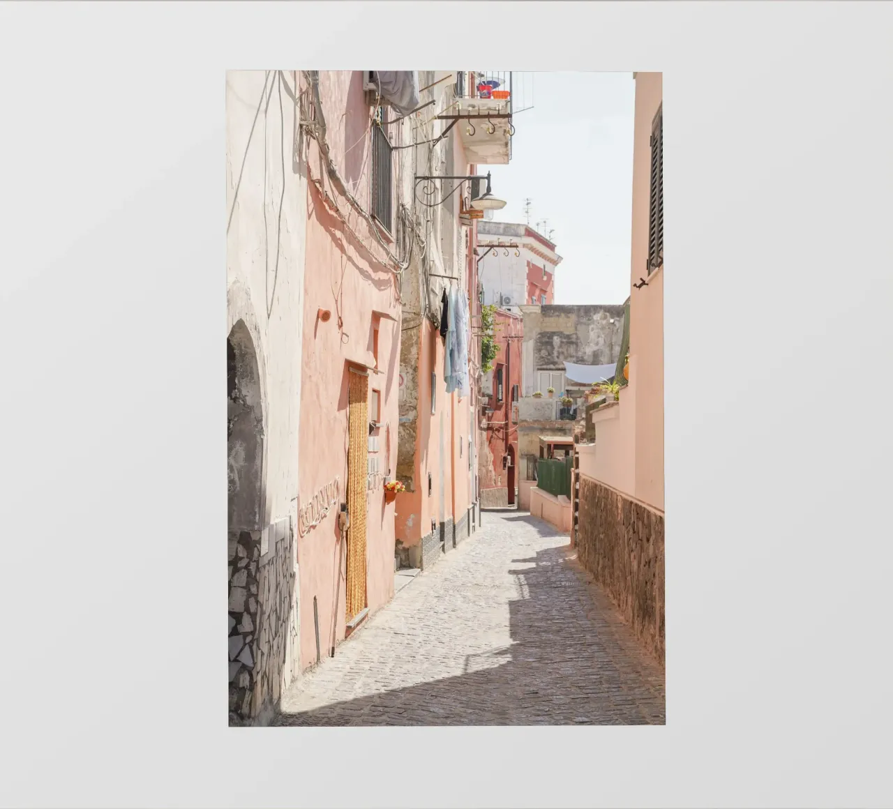 Strada a colori pastello sull'isola di Procida, Italia pellicola backlit da Henrike Schenk Photography