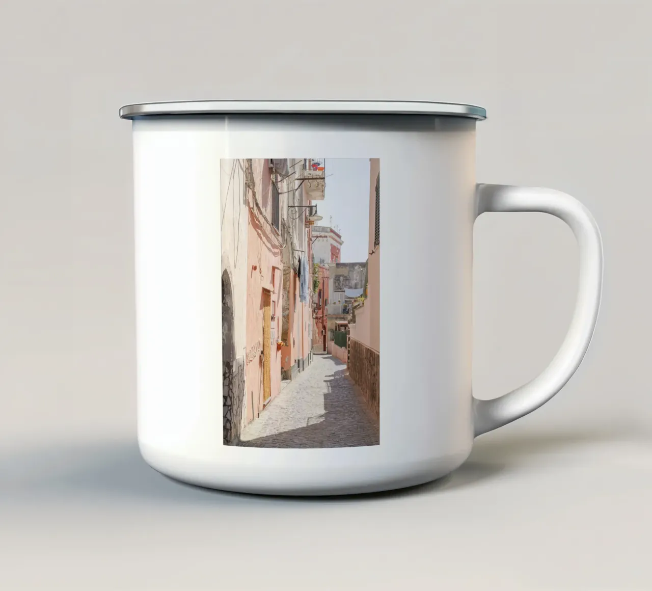 Strada a colori pastello sull'isola di Procida, Italia tazza in smalto da Henrike Schenk Photography
