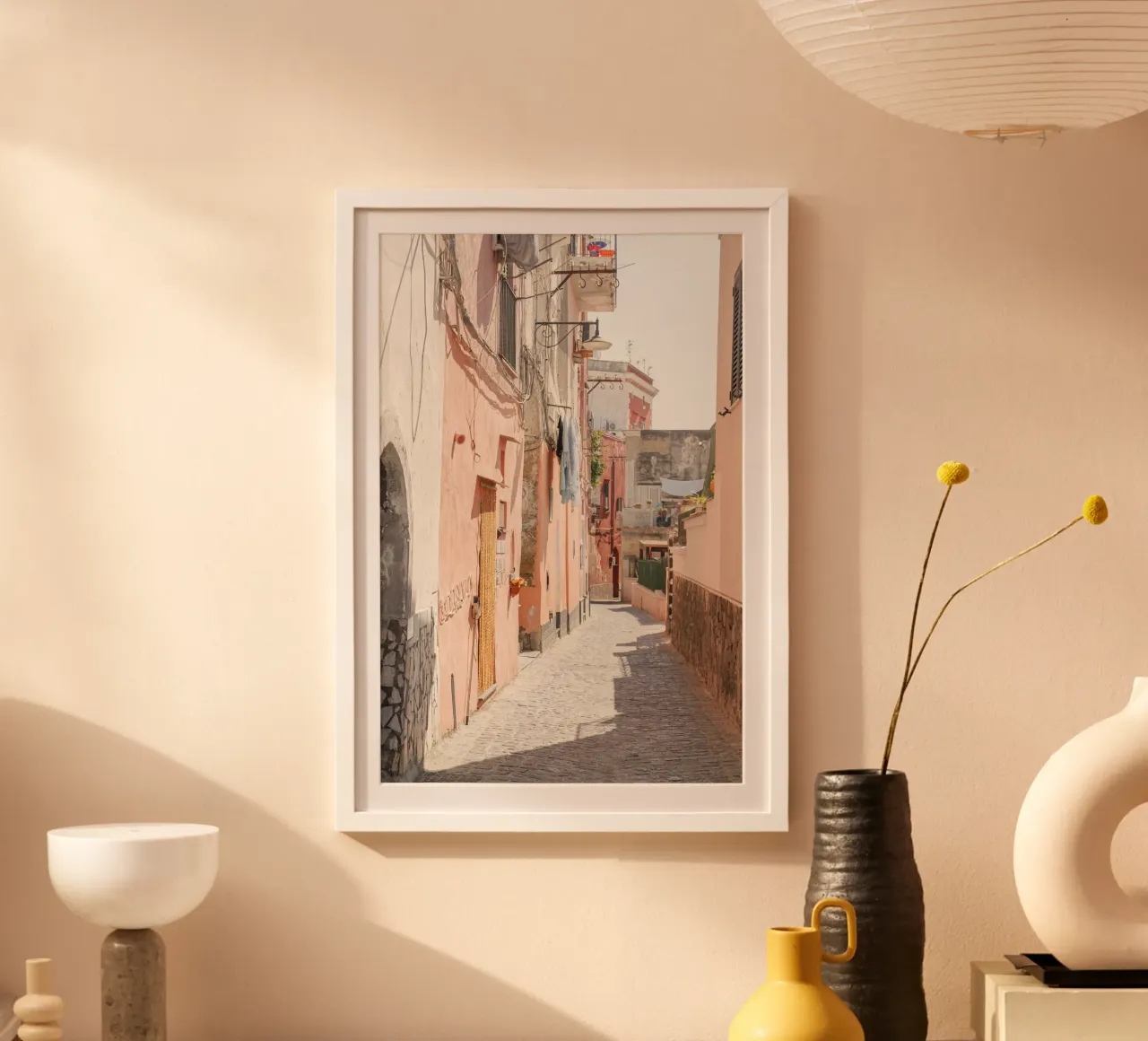 Strada a colori pastello sull'isola di Procida, Italia poster da Henrike Schenk Photography
