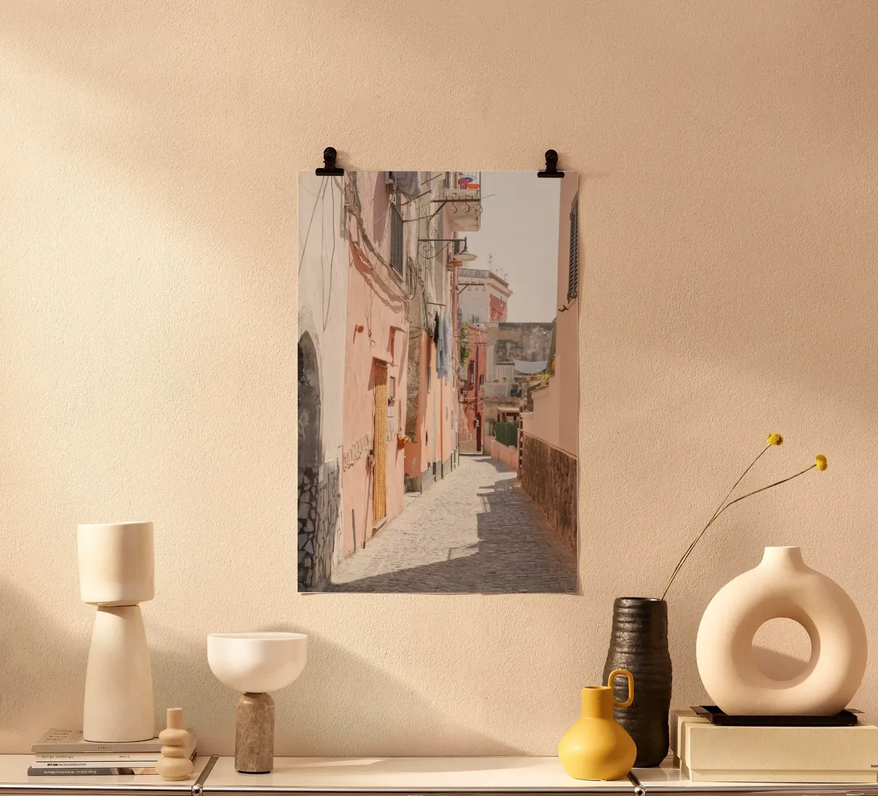 Strada a colori pastello sull'isola di Procida, Italia poster da Henrike Schenk Photography