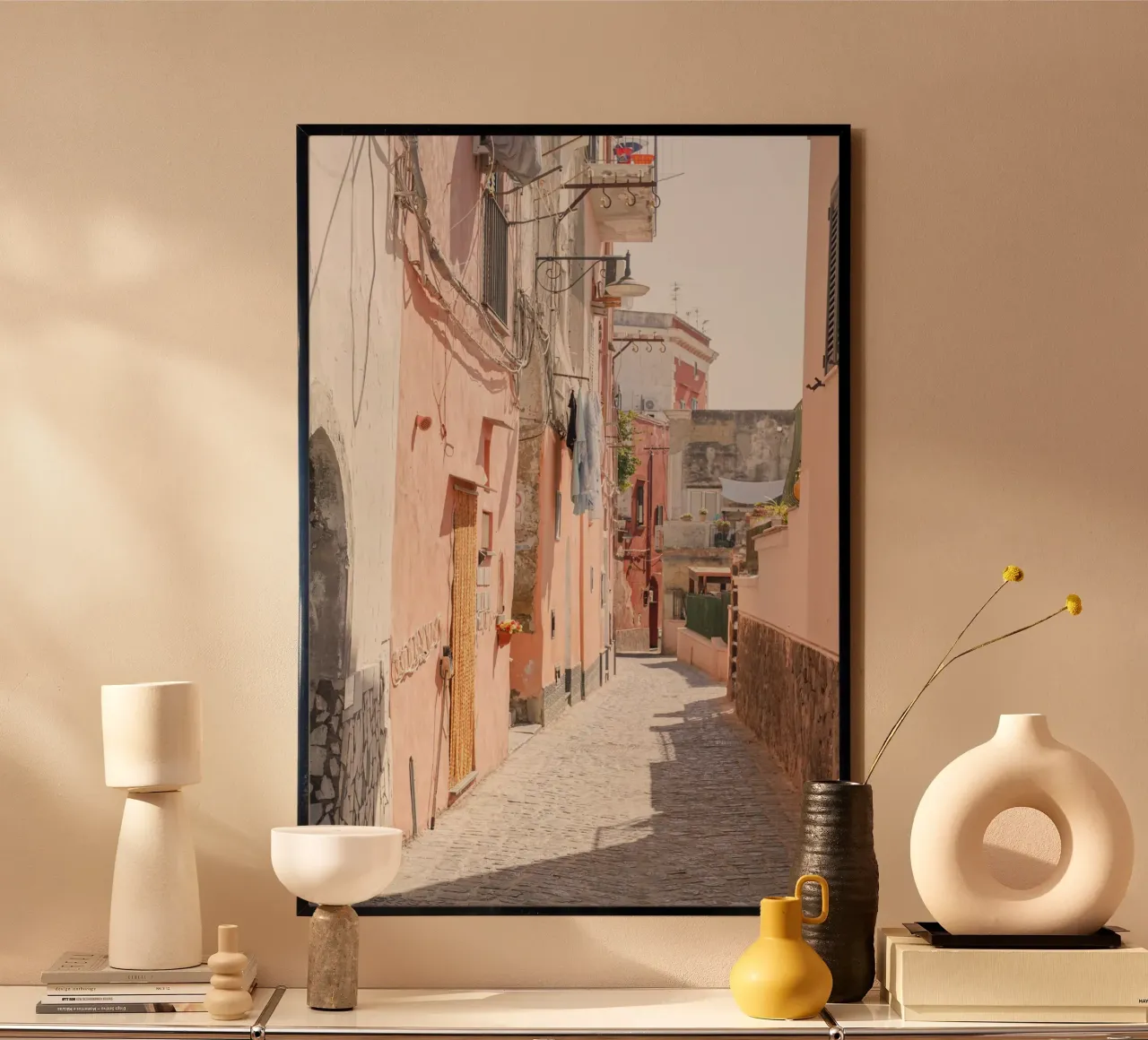 Strada a colori pastello sull'isola di Procida, Italia poster da Henrike Schenk Photography