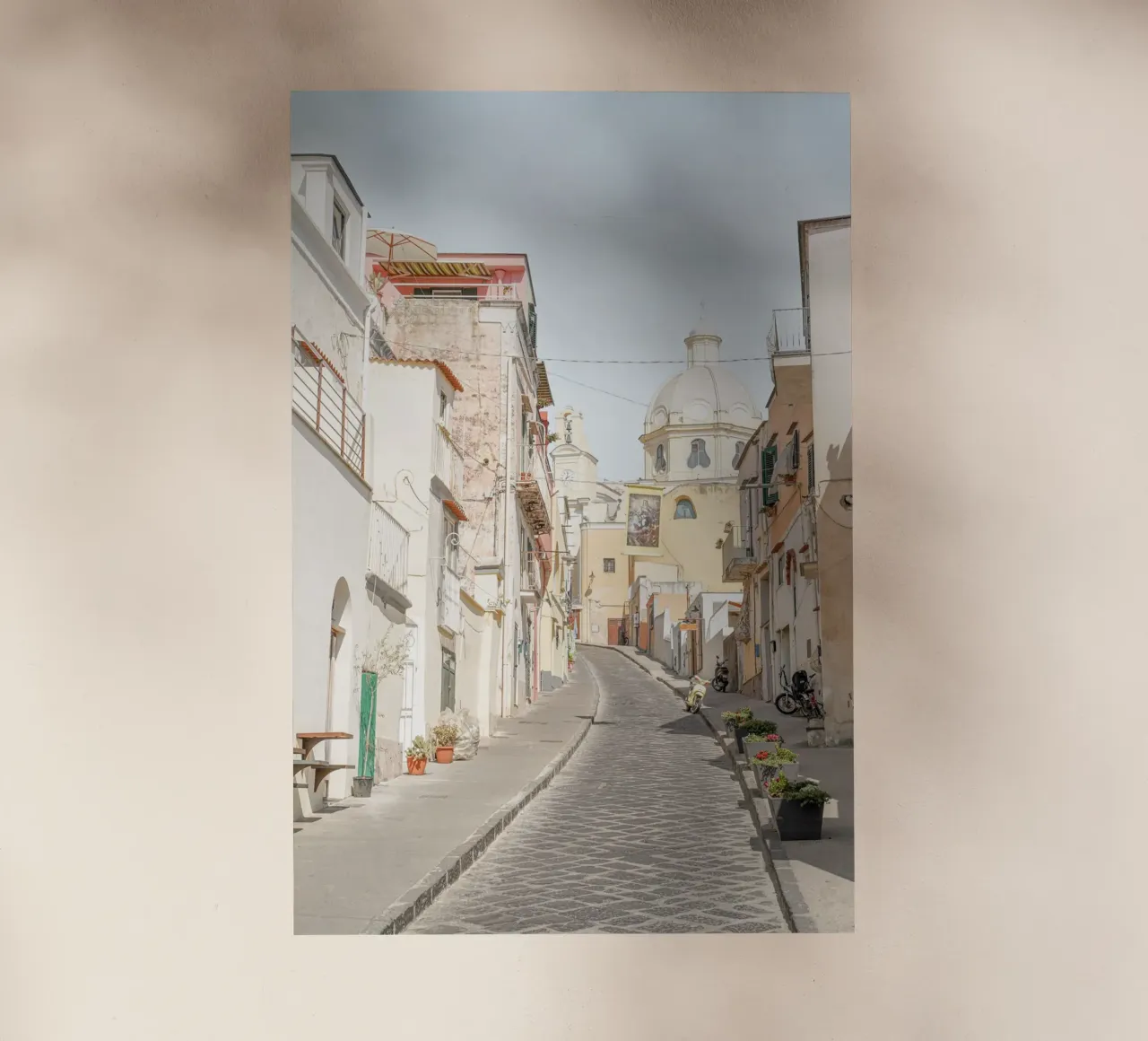 Strada a colori pastello sull'isola di Procida, Italia pellicola backlit da Henrike Schenk Photography