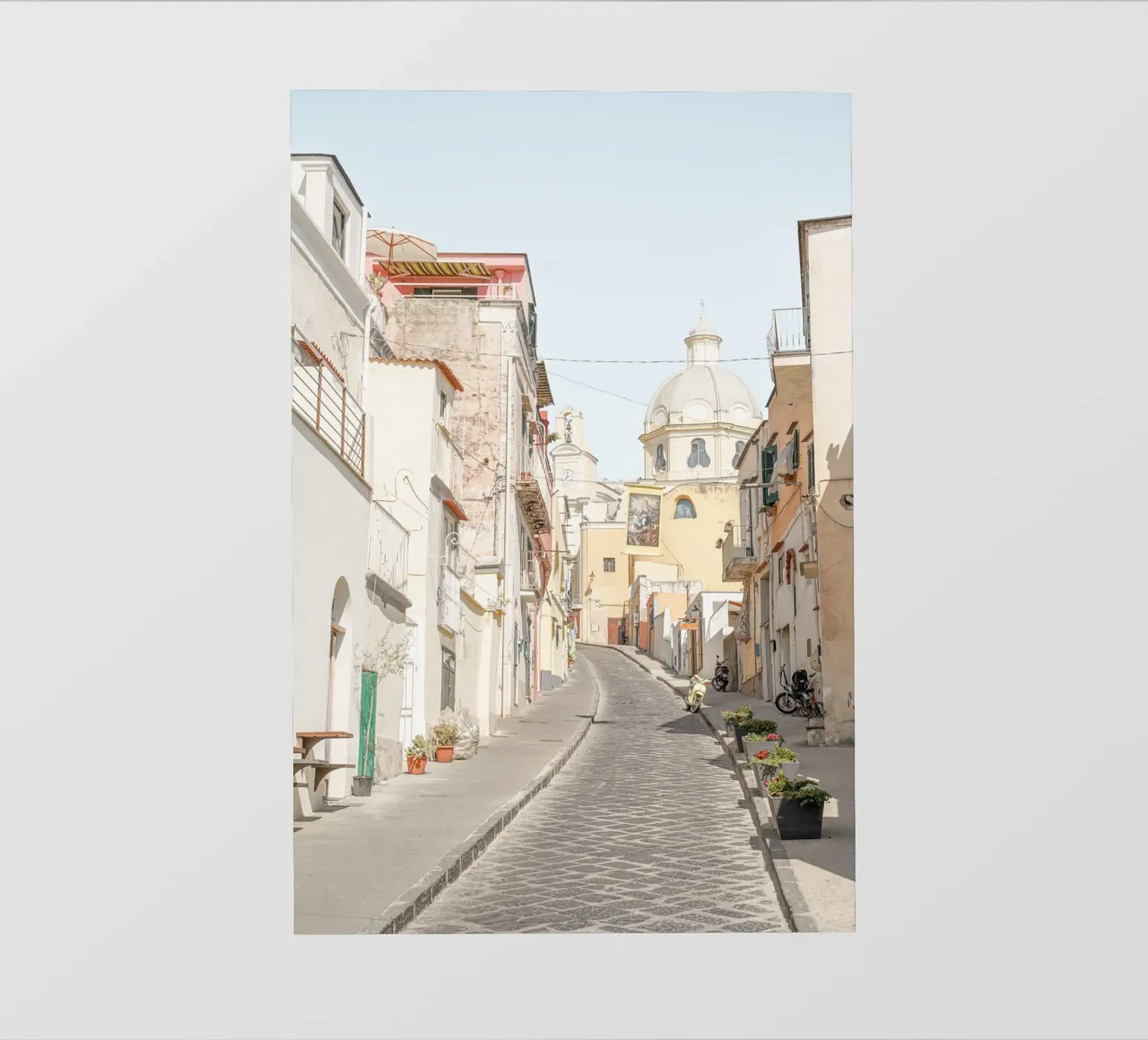 Strada a colori pastello sull'isola di Procida, Italia pellicola backlit da Henrike Schenk Photography