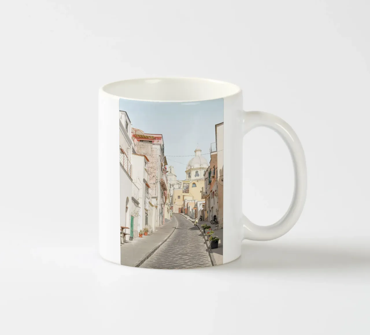 Strada a colori pastello sull'isola di Procida, Italia tazza in ceramica da Henrike Schenk Photography