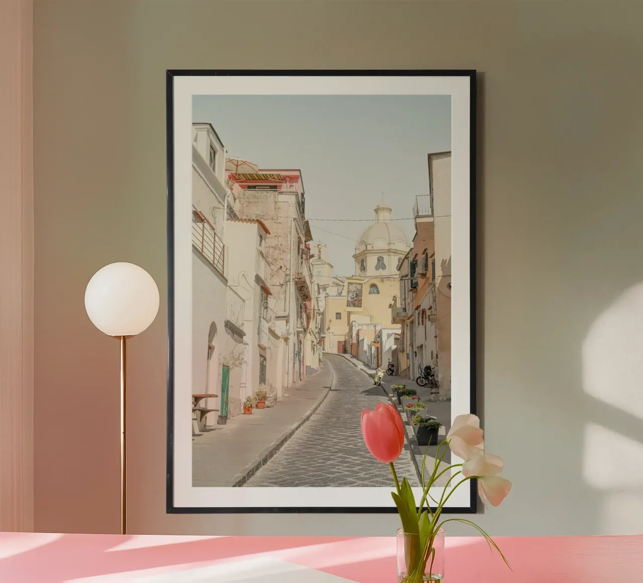 Strada a colori pastello sull'isola di Procida, Italia poster con telaio in plastica da Henrike Schenk Photography