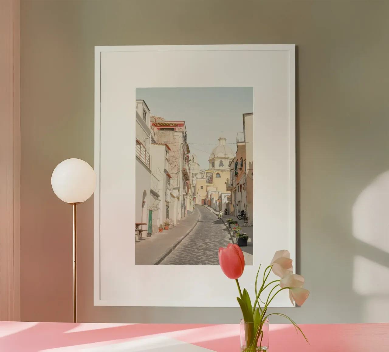 Strada a colori pastello sull'isola di Procida, Italia poster con telaio in plastica da Henrike Schenk Photography