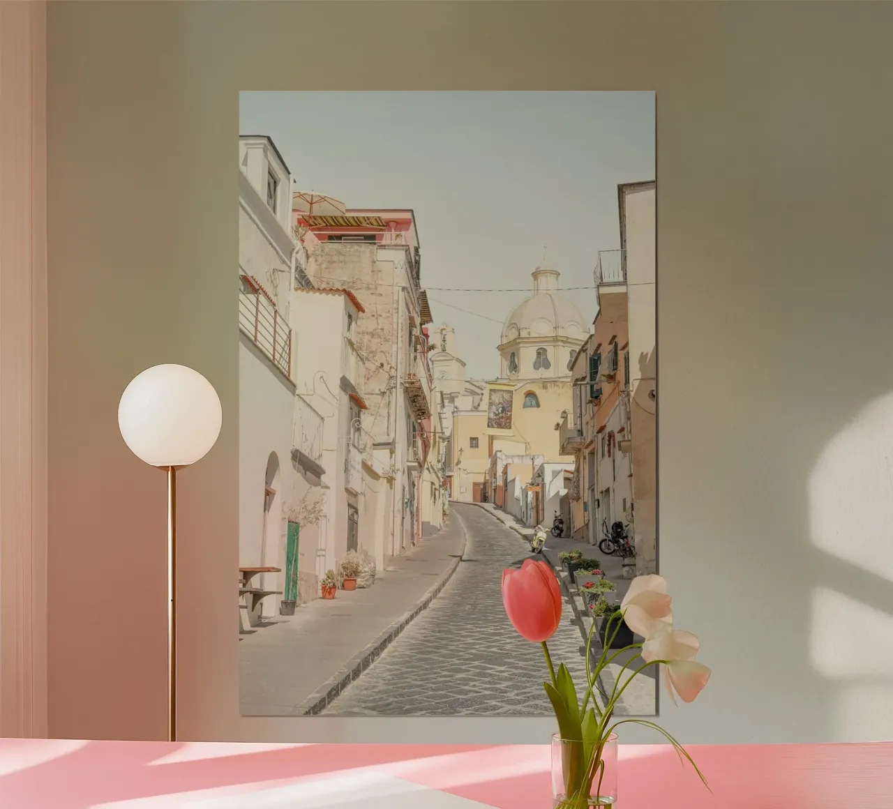 Strada a colori pastello sull'isola di Procida, Italia poster con telaio in plastica da Henrike Schenk Photography