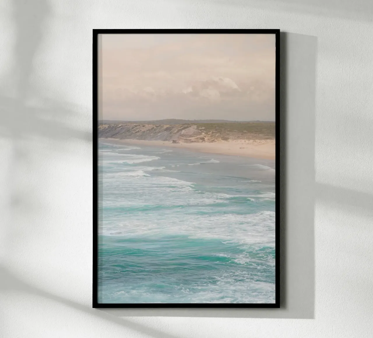 Tramonto sulla spiaggia di Bordeira, Portogallo poster con telaio in legno da Henrike Schenk Photography