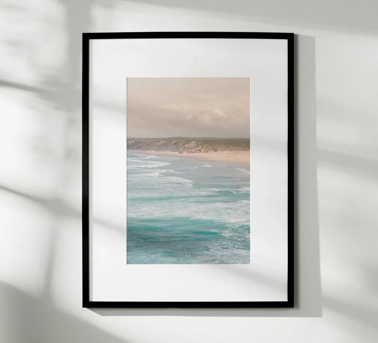 Tramonto sulla spiaggia di Bordeira, Portogallo poster con telaio in legno da Henrike Schenk Photography