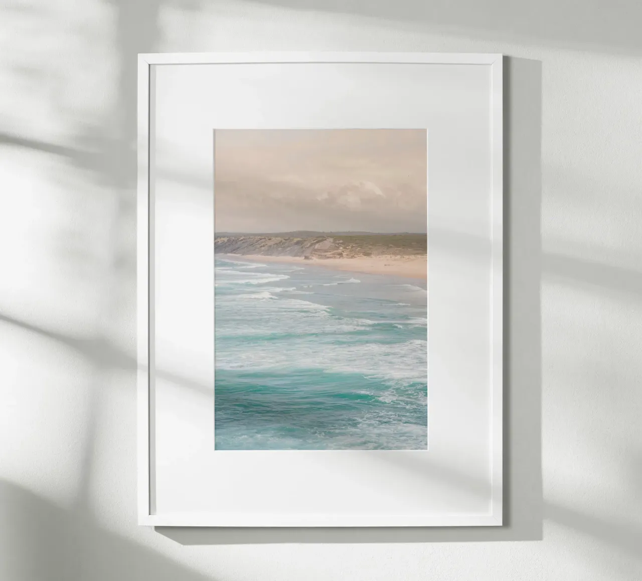 Tramonto sulla spiaggia di Bordeira, Portogallo poster con telaio in legno da Henrike Schenk Photography