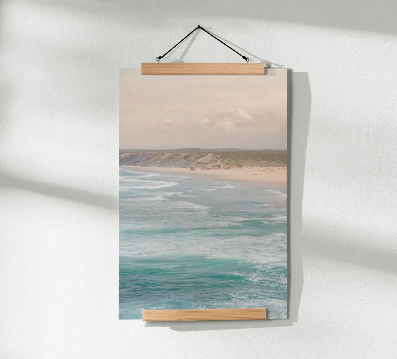 Tramonto sulla spiaggia di Bordeira, Portogallo poster con telaio in legno da Henrike Schenk Photography