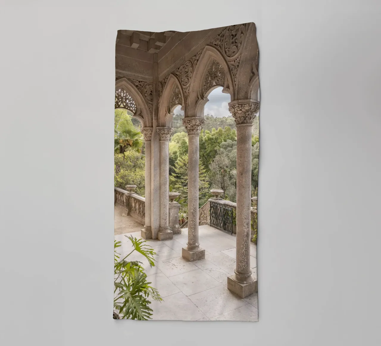 Archi di Monserrate asciugamano da bagno da Henrike Schenk Photography