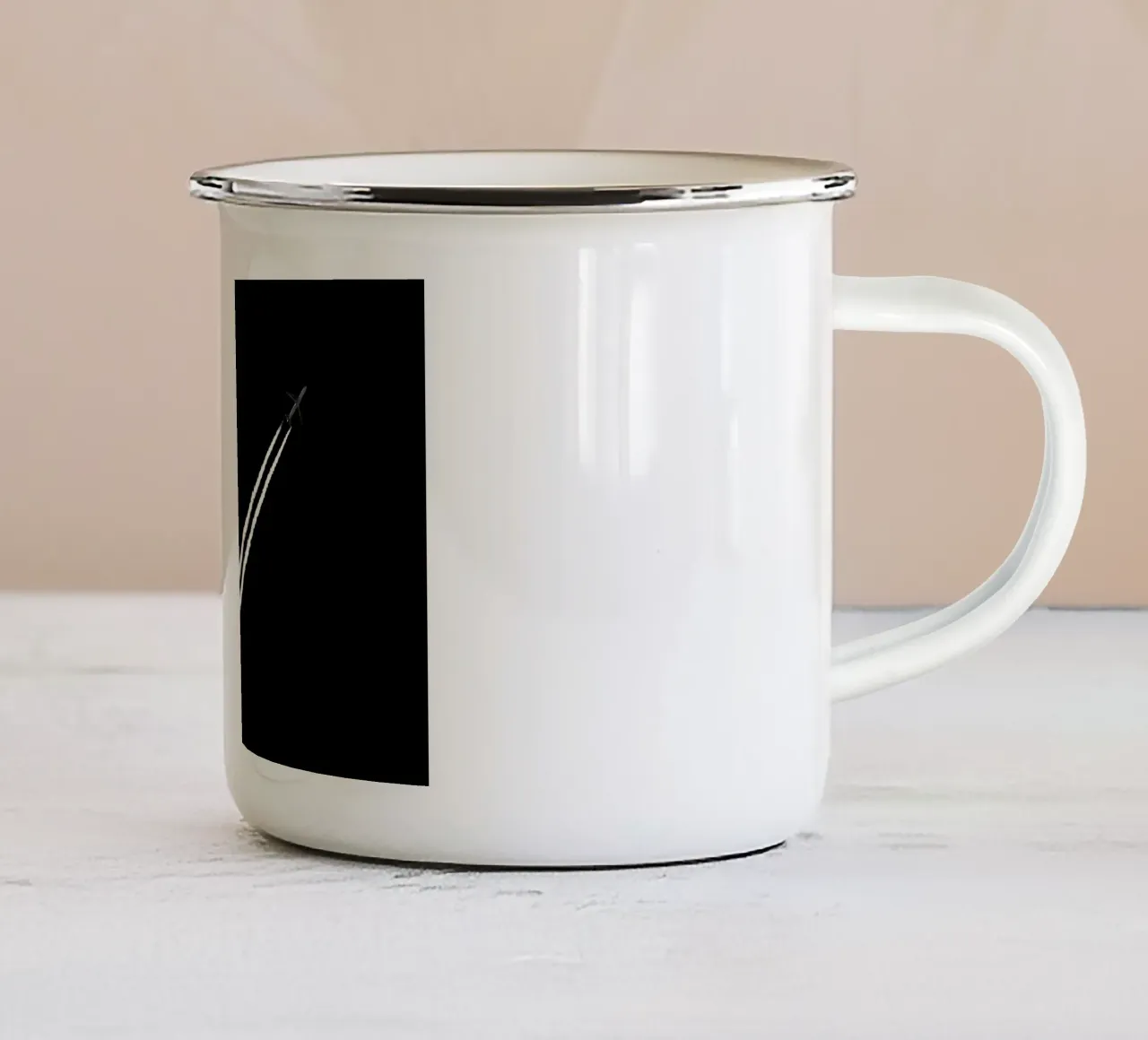 Black and White tazza in smalto da Tal Paz-Fridman