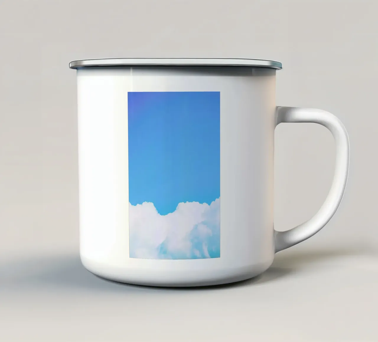 Blue Clouds I tazza in smalto da Tal Paz-Fridman