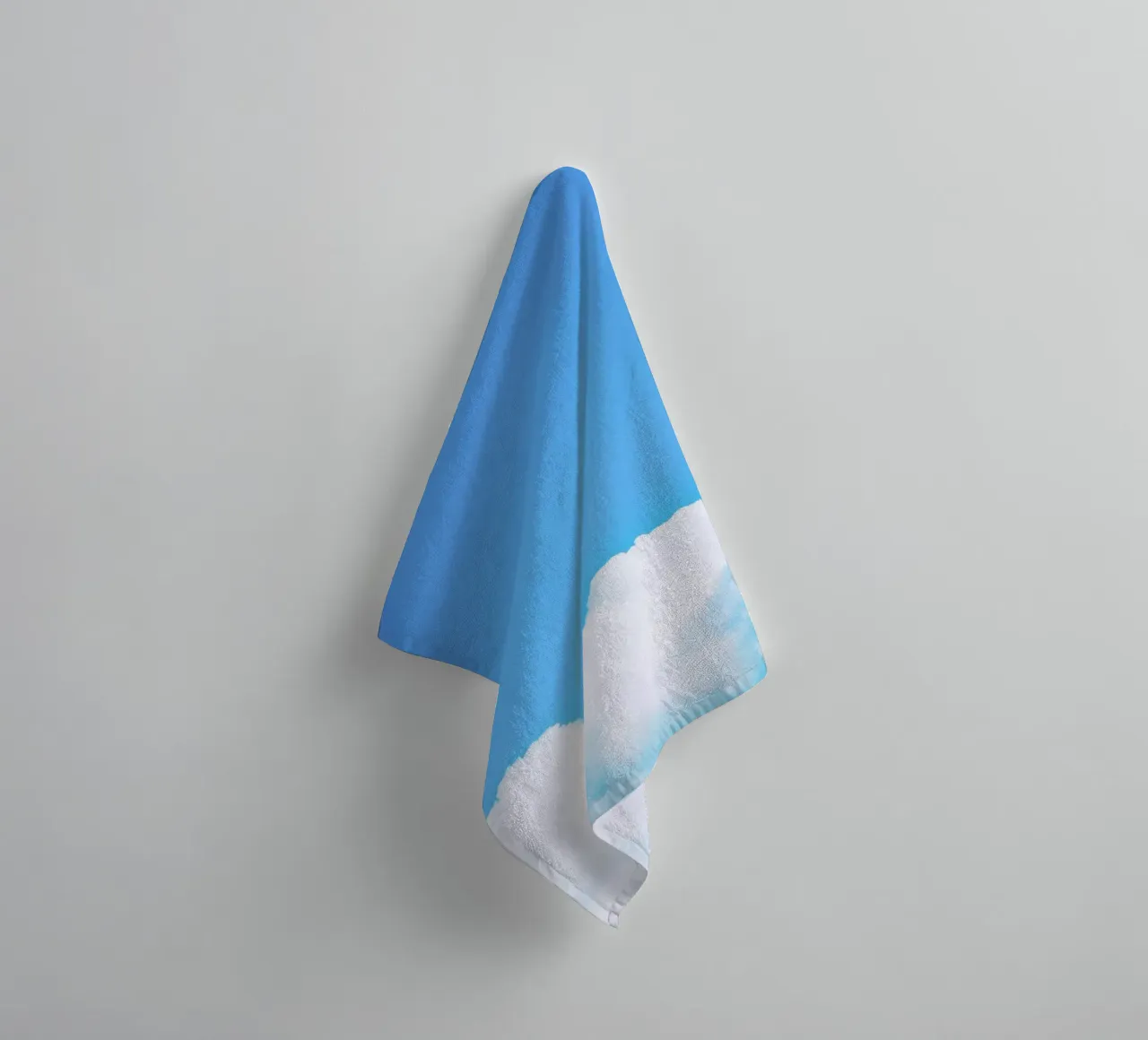 Blue Clouds I badhanddoek van Tal Paz-Fridman