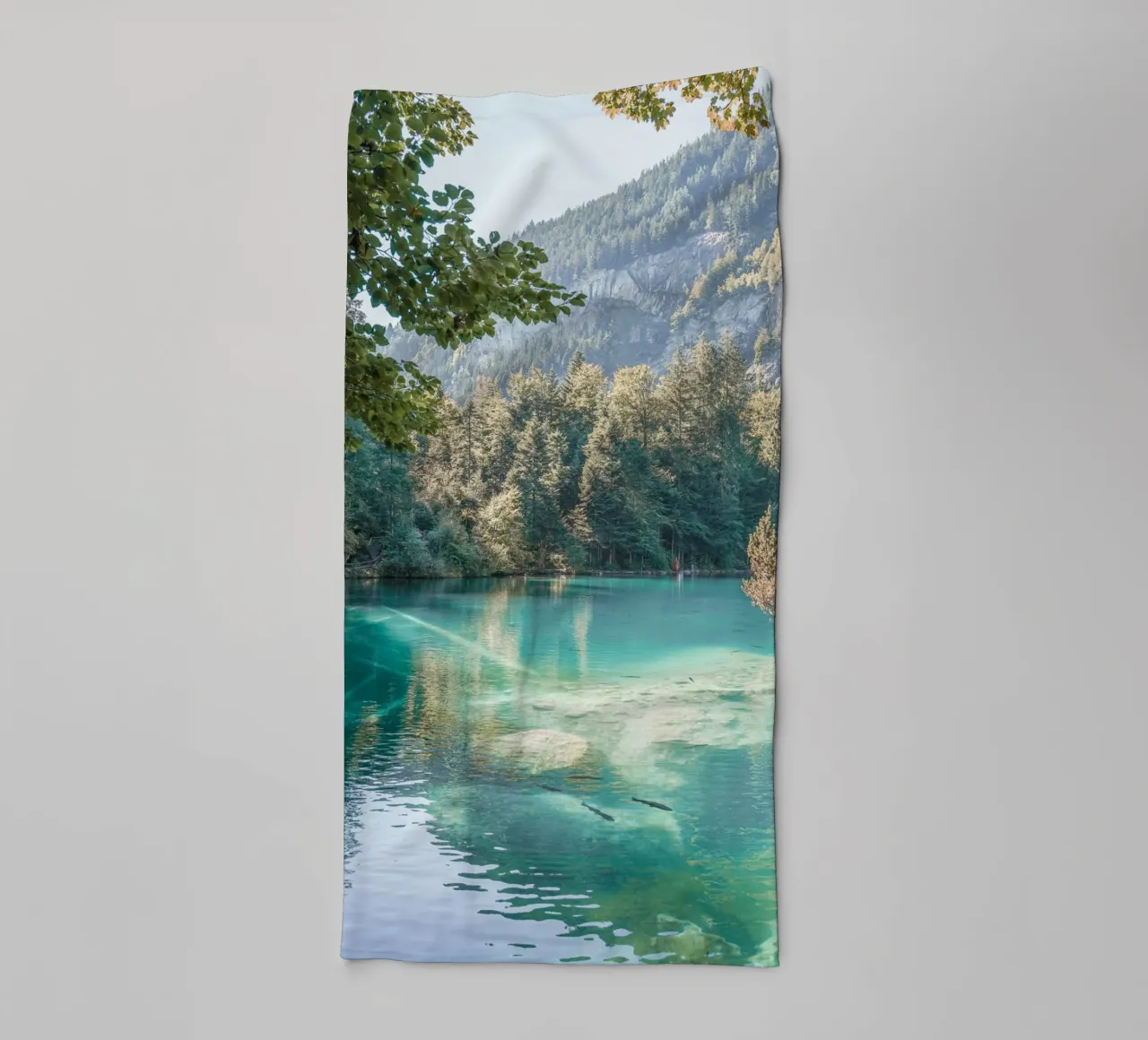 Blausee' in Zwitserland badhanddoek van Henrike Schenk Photography