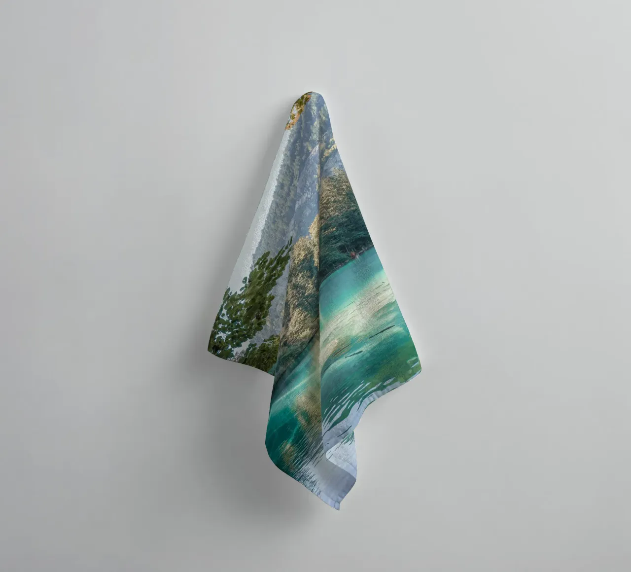 Blausee' in Zwitserland badhanddoek van Henrike Schenk Photography