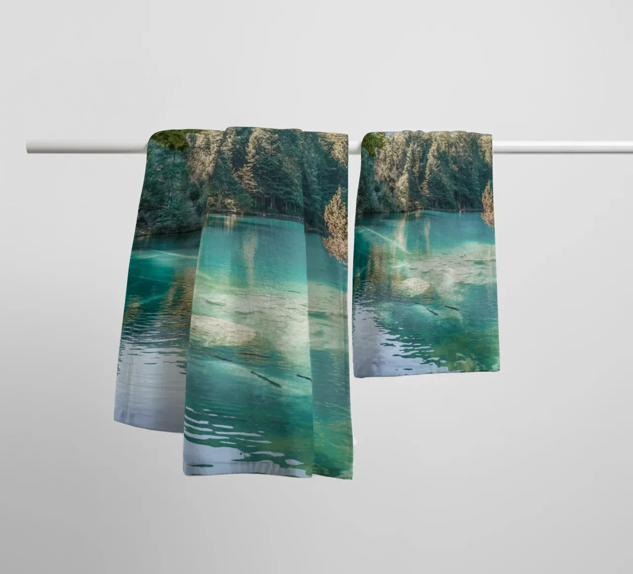 Blausee' in Zwitserland badhanddoek van Henrike Schenk Photography