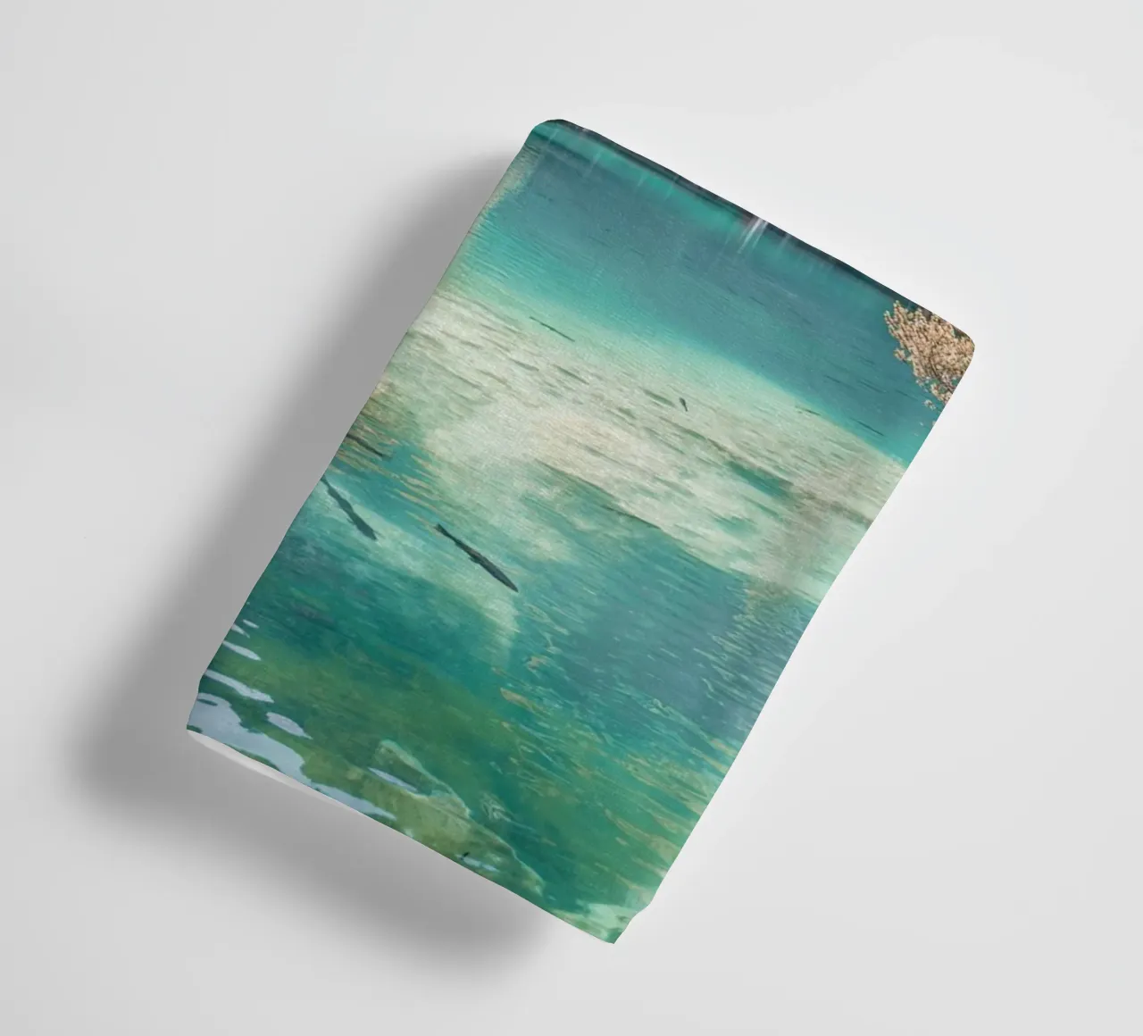 Blausee' in Zwitserland badhanddoek van Henrike Schenk Photography