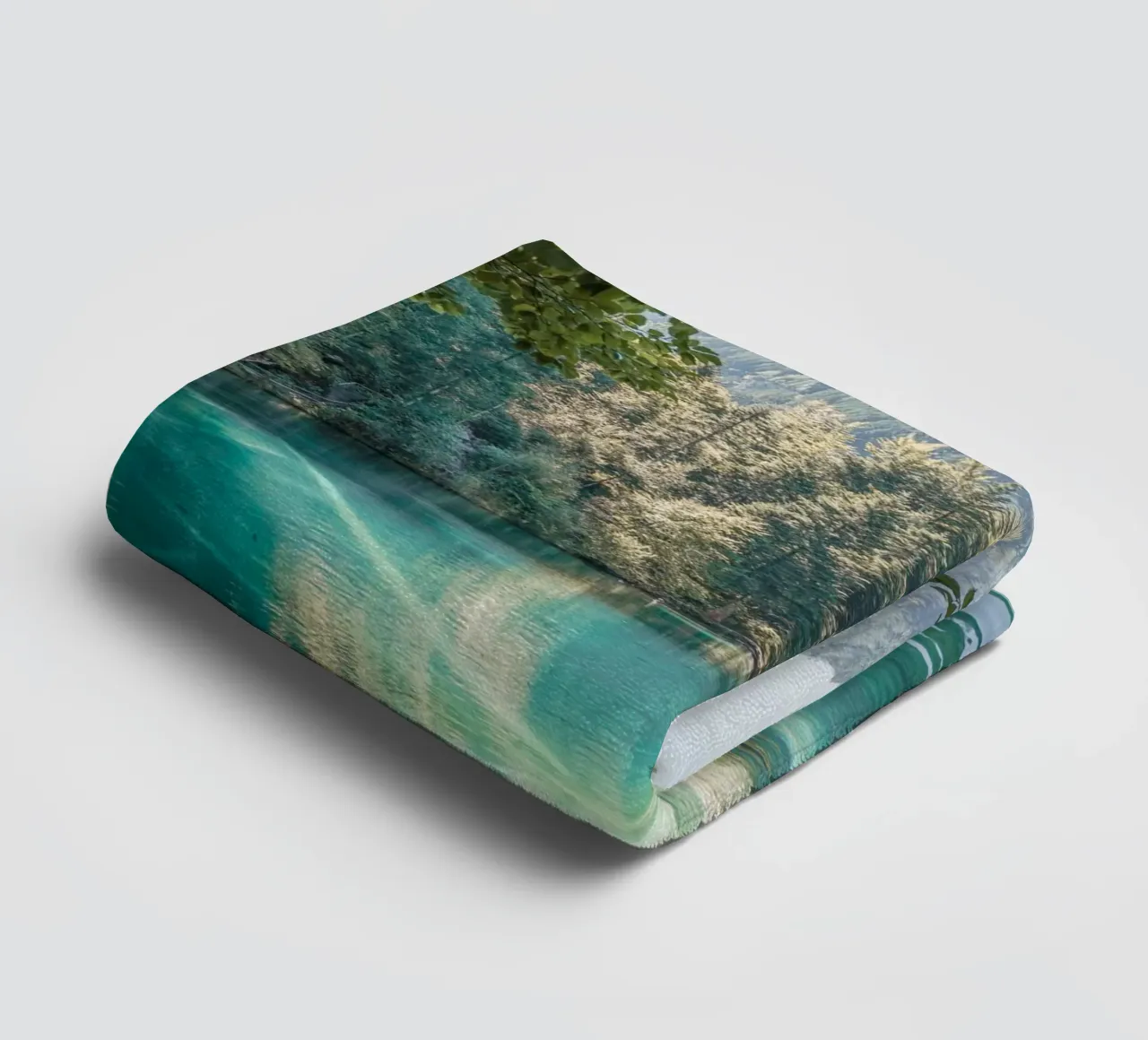 Blausee' in Zwitserland badhanddoek van Henrike Schenk Photography