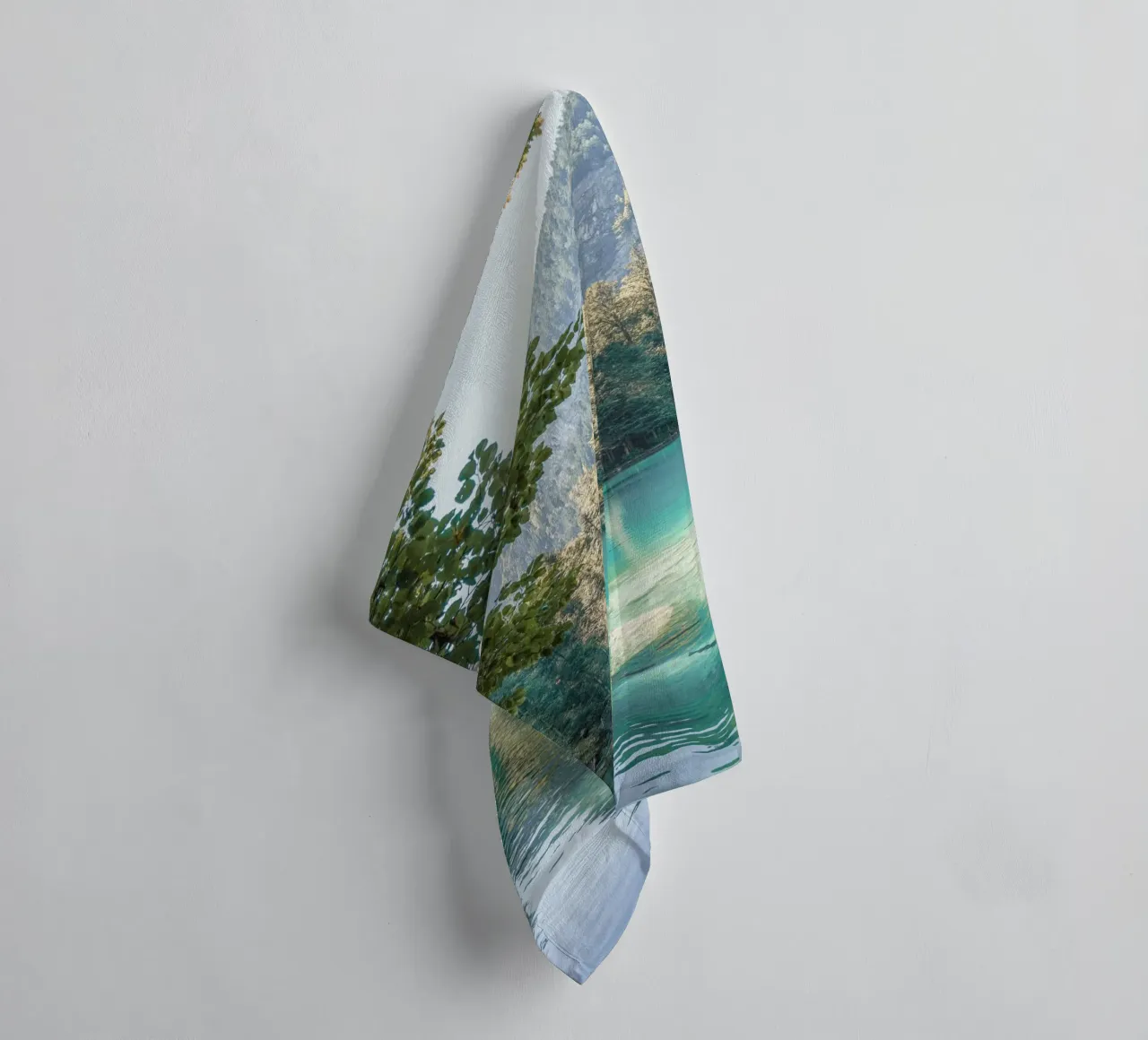 Blausee' in Zwitserland badhanddoek van Henrike Schenk Photography