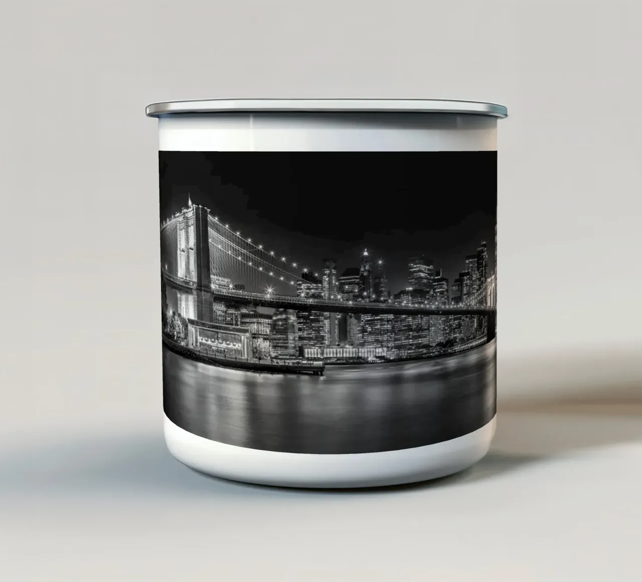 Grandioso skyline di New York dal lungomare di Brooklyn | Panorama sw tazza in smalto da Melanie Viola