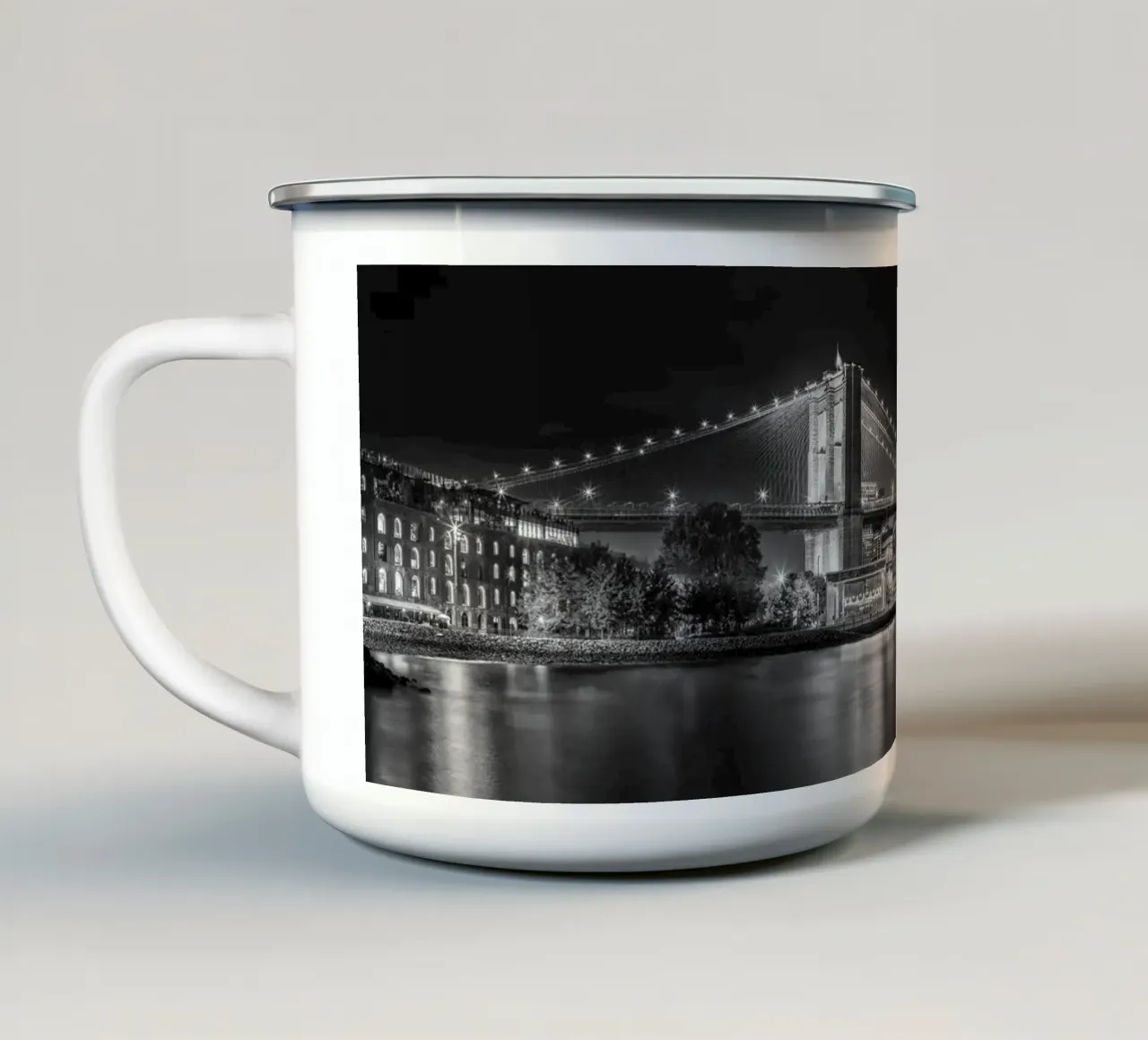 Grandioso skyline di New York dal lungomare di Brooklyn | Panorama sw tazza in smalto da Melanie Viola