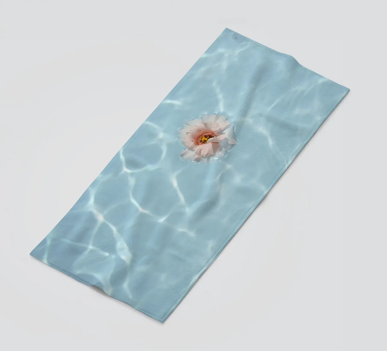 Fiore galleggiante telo mare da Henrike Schenk Photography