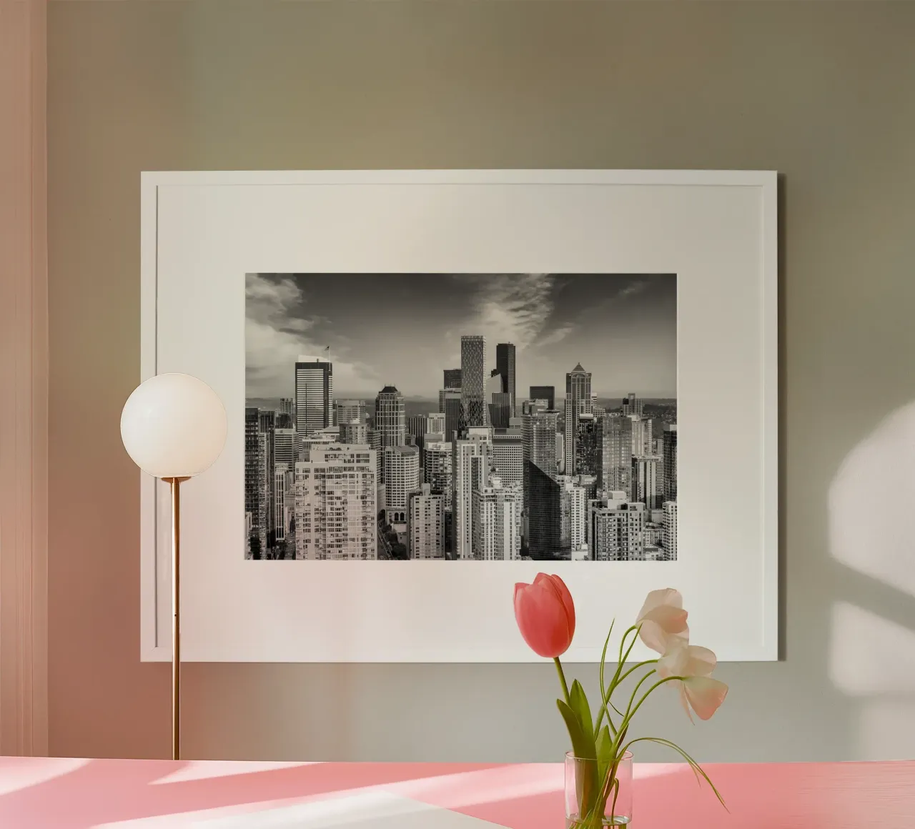 Vista sui grattacieli del centro di Seattle Monocromatico poster con telaio in alluminio da Melanie Viola