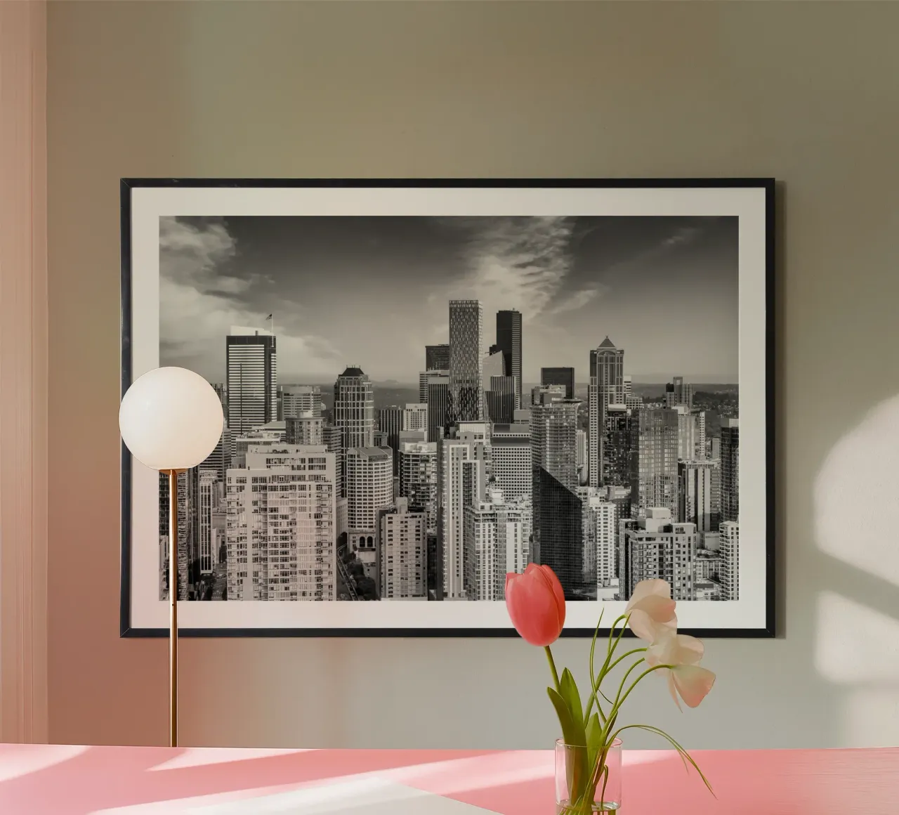 Vista sui grattacieli del centro di Seattle Monocromatico poster con telaio in alluminio da Melanie Viola