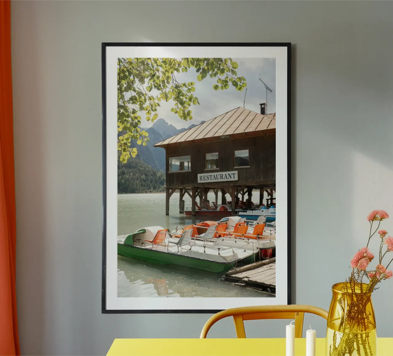 Lago di Dobbiaco poster con telaio in plastica da Henrike Schenk Photography