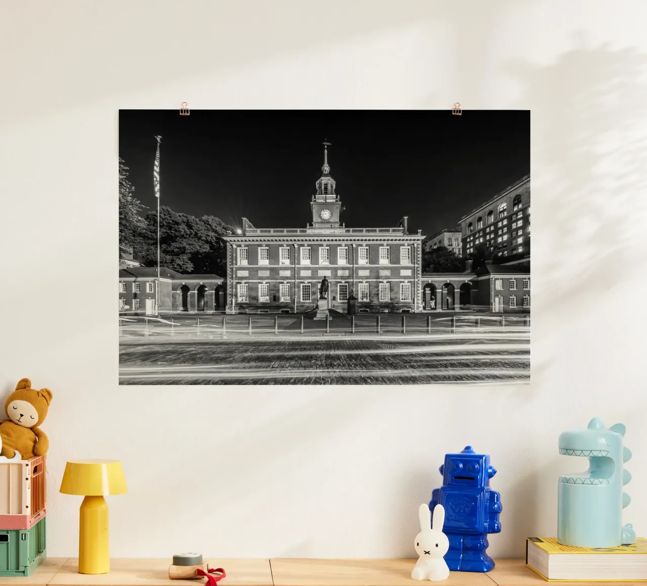 Independence Hall a Philadelphia | Monochrom poster con telaio in legno da Melanie Viola