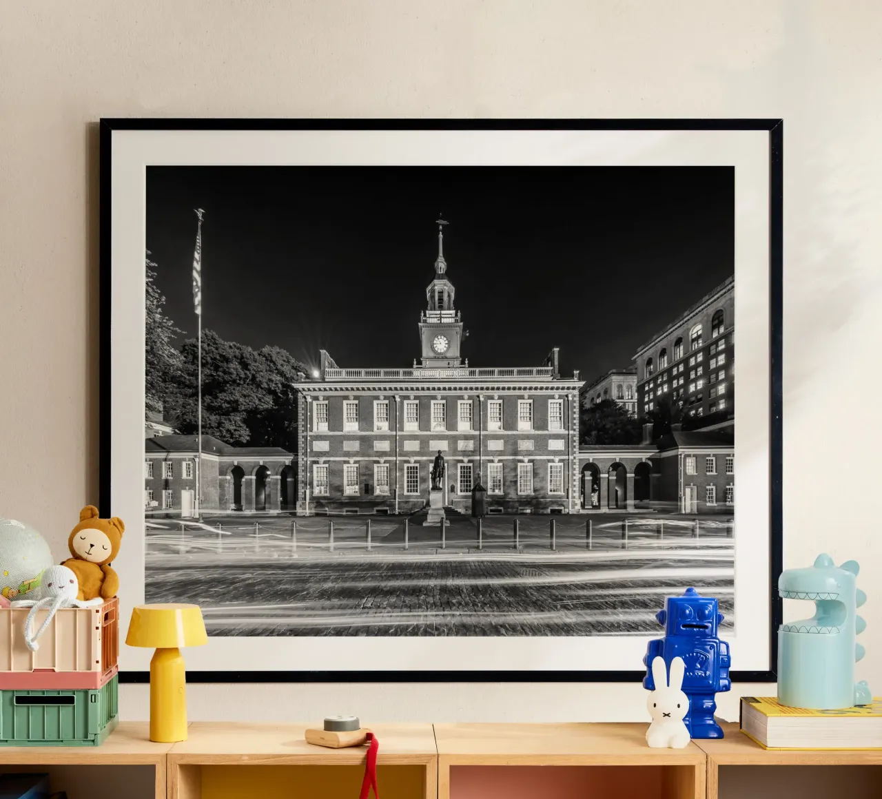 Independence Hall a Philadelphia | Monochrom poster con telaio in legno da Melanie Viola
