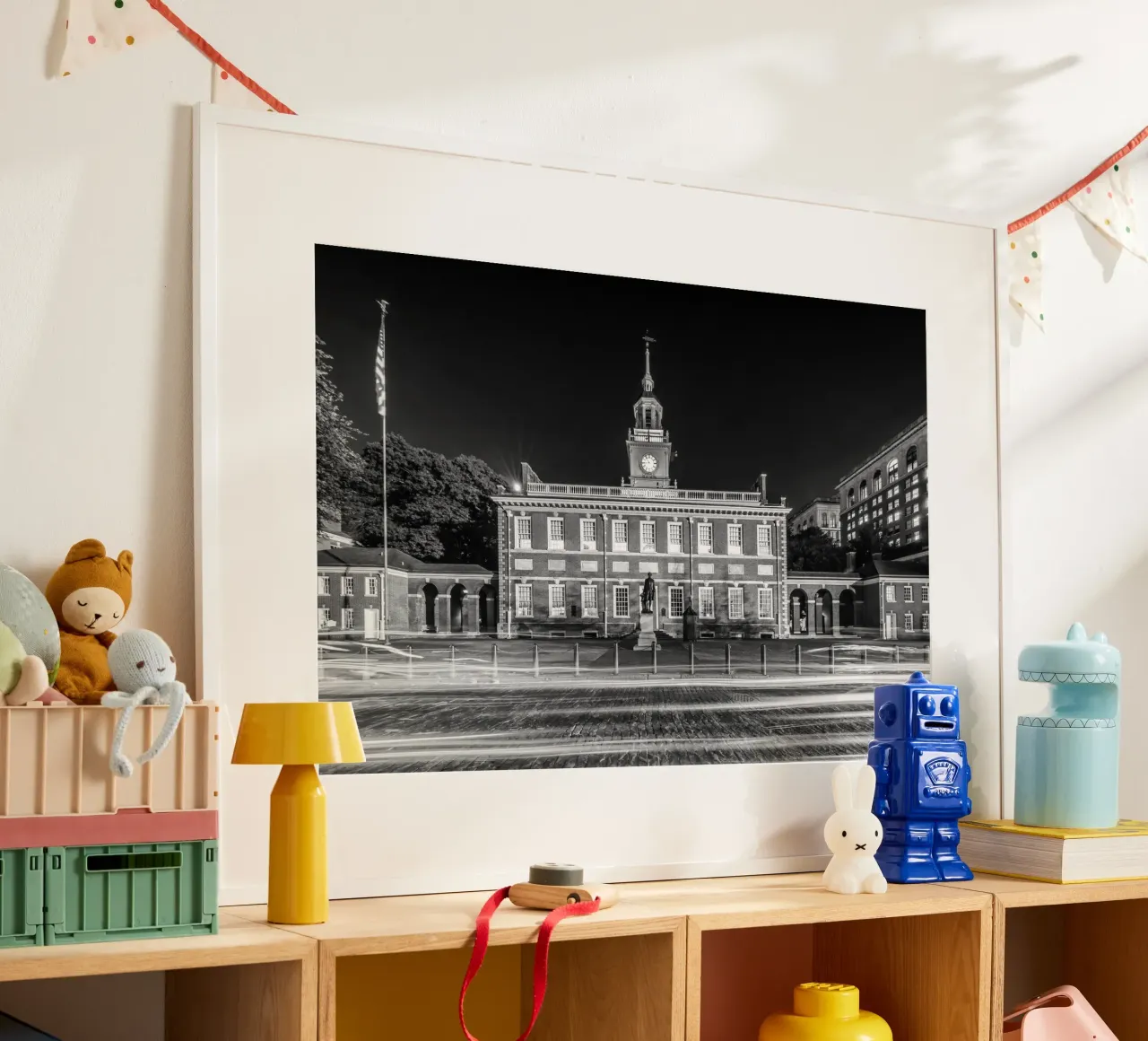 Independence Hall a Philadelphia | Monochrom poster con telaio in legno da Melanie Viola