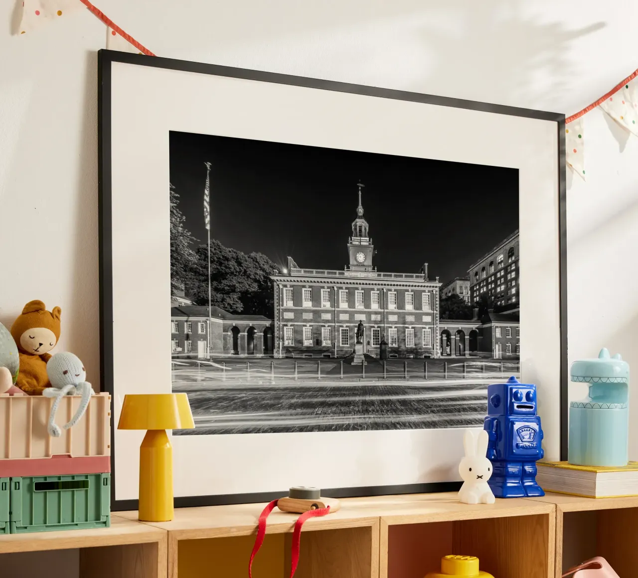 Independence Hall a Philadelphia | Monochrom poster con telaio in legno da Melanie Viola
