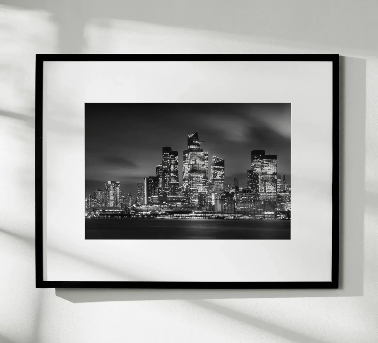 Il suggestivo skyline di New York con Hudson Yards di sera | Monochrom poster da Melanie Viola