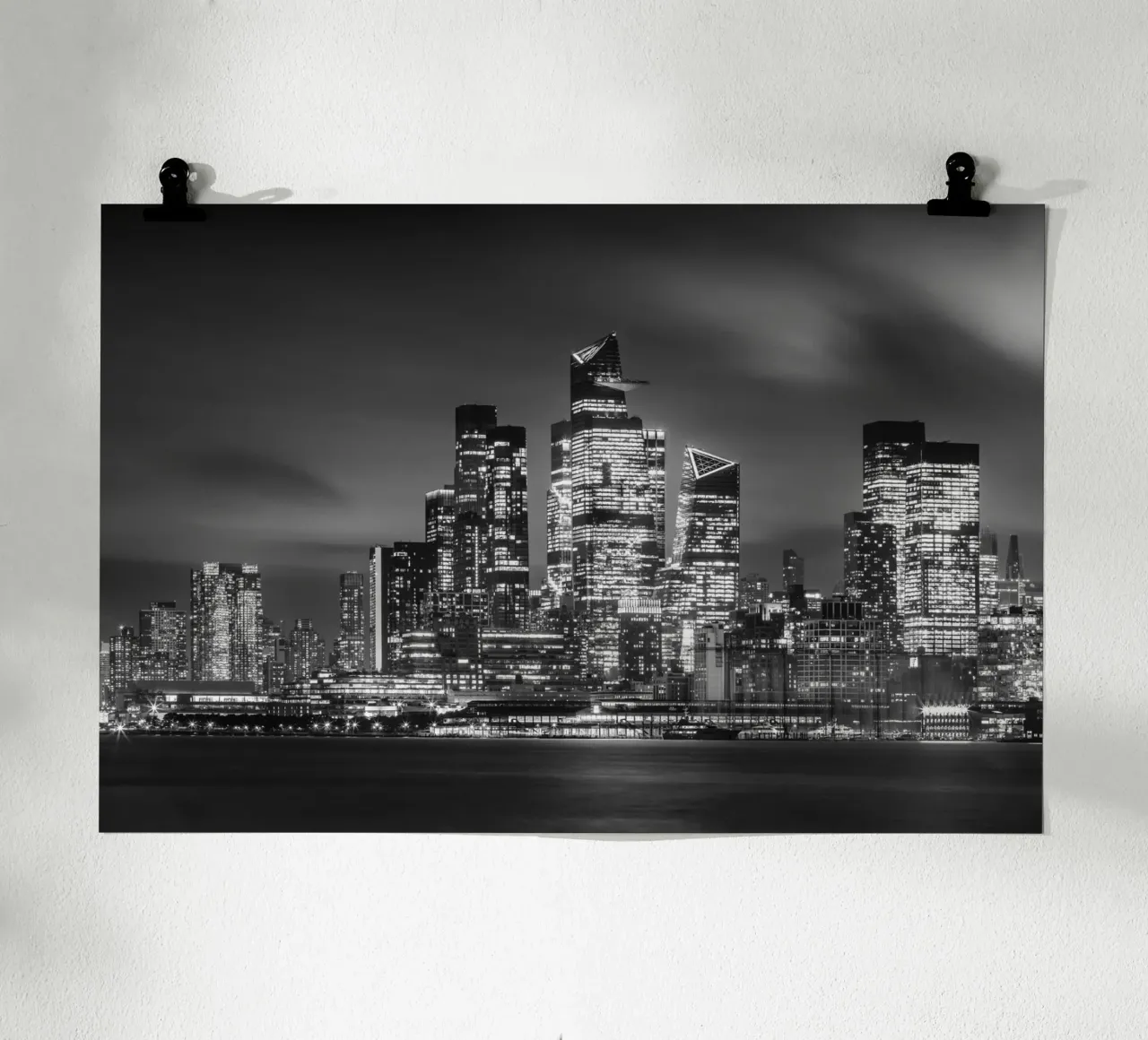 Il suggestivo skyline di New York con Hudson Yards di sera | Monochrom poster da Melanie Viola