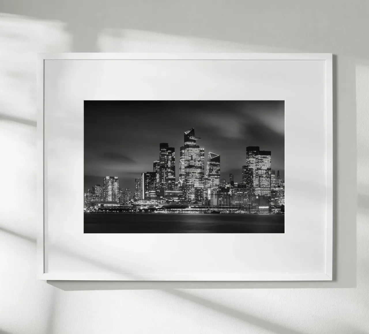 Il suggestivo skyline di New York con Hudson Yards di sera | Monochrom poster da Melanie Viola